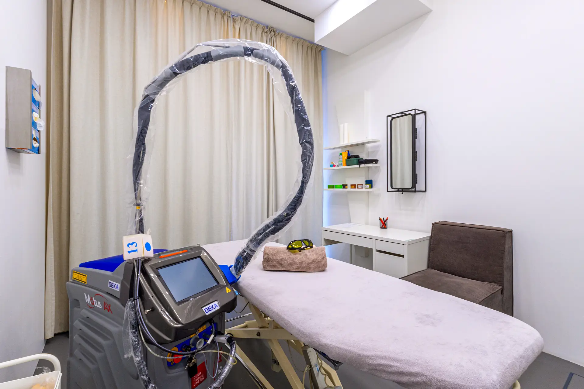 Behandlungsraum mit Lasergerät bei Bareskin
